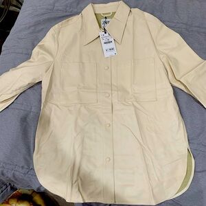 It’s from Zara, it’s a large in womens, its rarely used, never try it on.